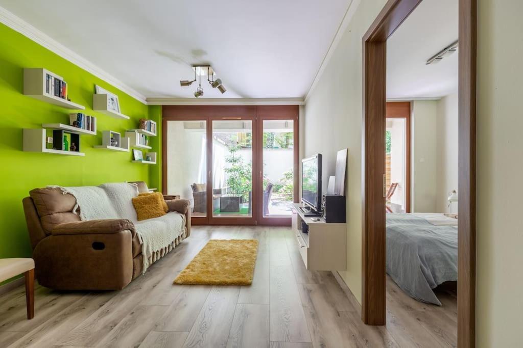 Charming With Quiet Garden In Downtown Apartament *