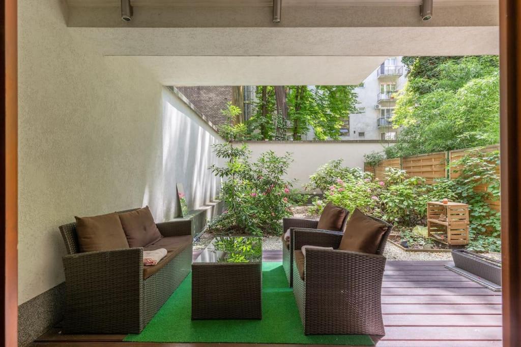 Charming With Quiet Garden In Downtown Apartament *