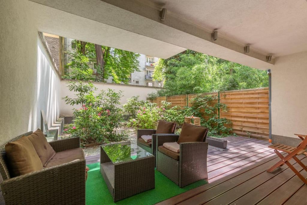 Charming With Quiet Garden In Downtown Apartament *